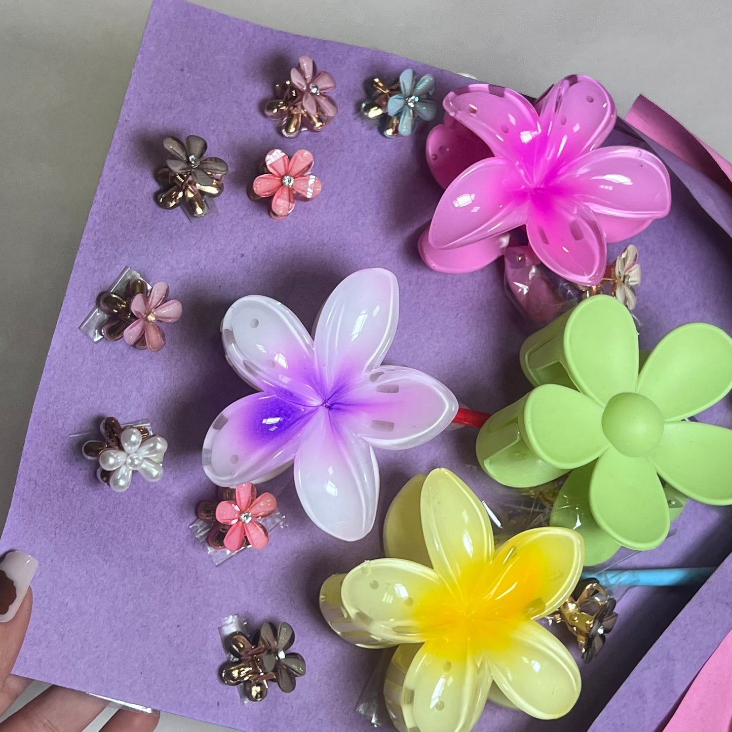 Glossy Finish Stylish Flower Shaped Claw Clips ( Pack Of 14 )Hair Accessories For Girls Comes In Random Colour - DropShp