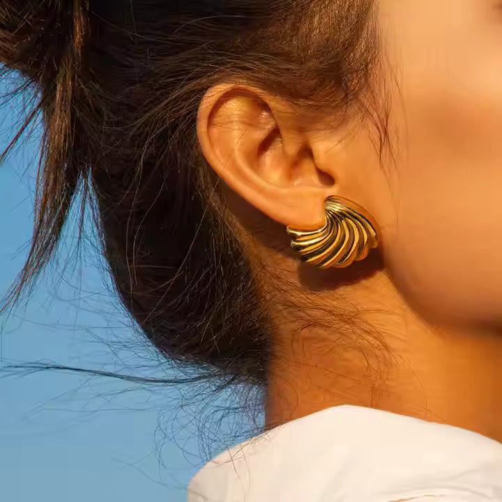 18K Gold Plated Wave Shape Shell Stud Earrings - DropShp
