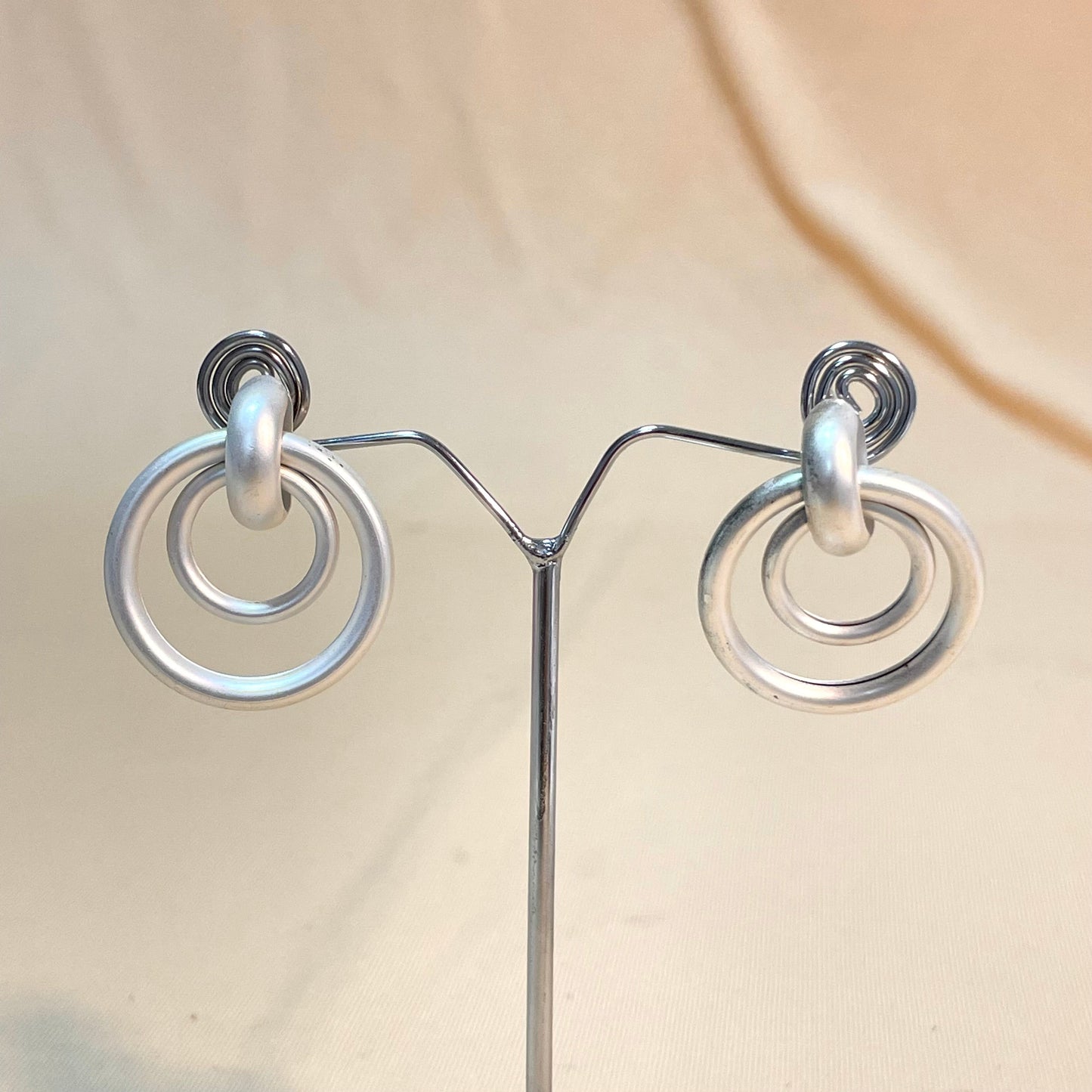 White Circular Chunky Stud Earrings - DropShp