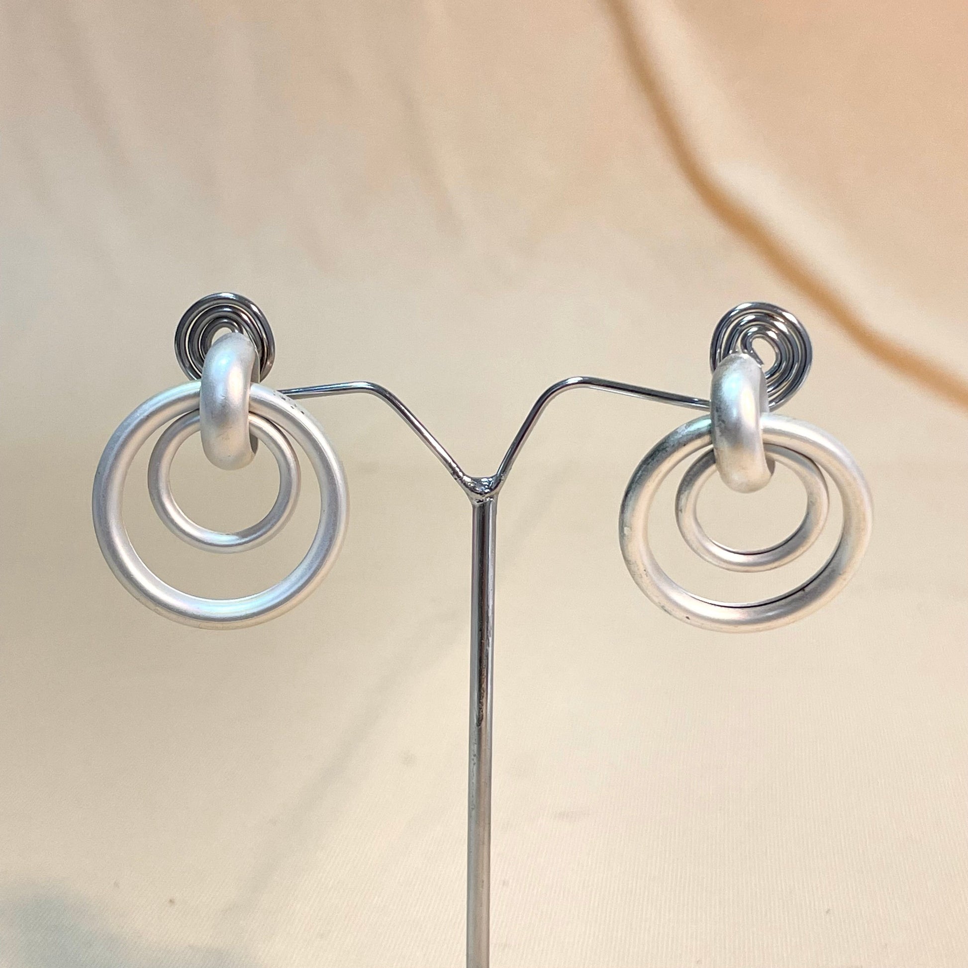 White Circular Chunky Stud Earrings - DropShp